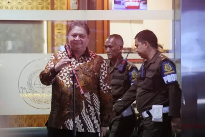 Pengawal Airlangga Hartarto Ancam Wartawan yang Meliput di Kejagung: Gue Tembak Lo!